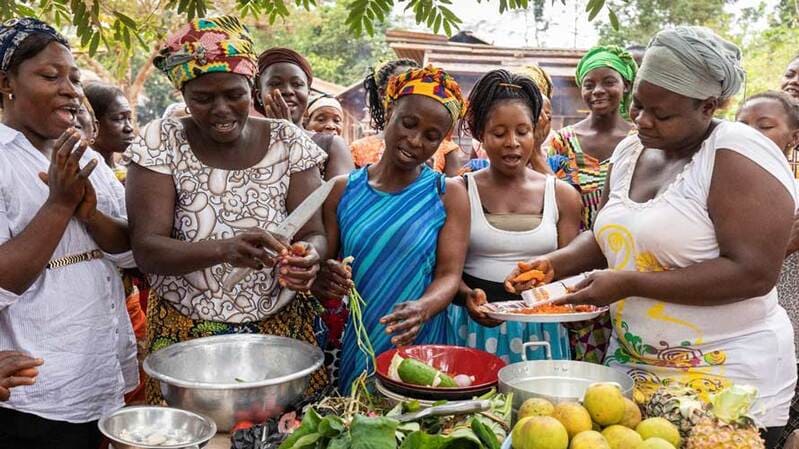 African women cooking